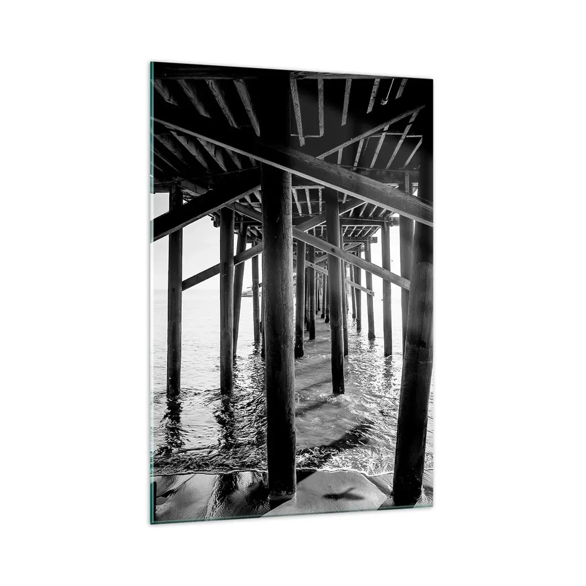 Obraz na szkle - Czarno-biała fotografia drewnianej konstrukcji mola nad wodą - 70x100cm - Plażowa kryjówka - Nowoczesna dekoracja ścienna do salonu i sypialni ARTTOR