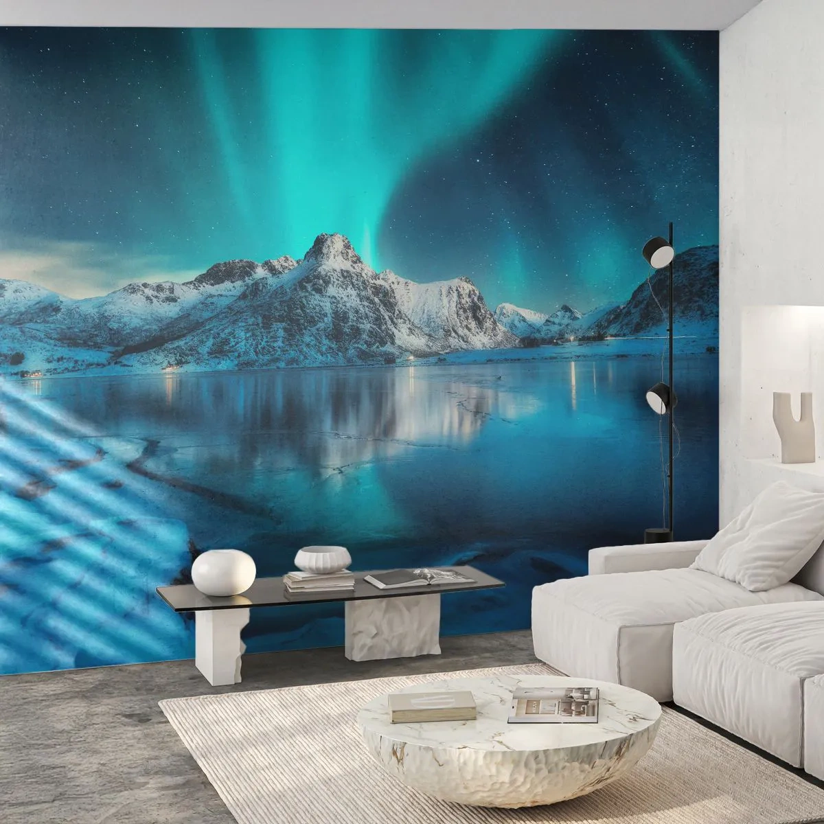 Fototapeta Premium Sand - Zorza polarna nad ośnieżonymi górami odbijająca się w jeziorze - 100x70cm - Noc światła - Nowoczesna dekoracja ścienna do salonu, kuchni i sypialni ARTTOR