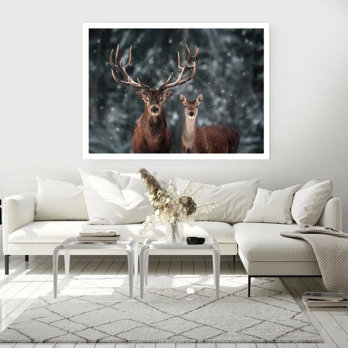 Plakat - Jelenie w zimowym lesie pokrytym śniegiem - 100x70cm - Pan lasu z małżonką - Nowoczesna dekoracja ścienna do salonu i sypialni ARTTOR