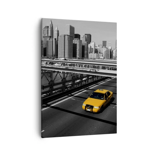 Obraz na płótnie - Żółta taksówka na czarno-białym tle z panoramą miasta - 50x70cm - Kolor wielkiego miasta - Nowoczesna dekoracja ścienna do salonu, kuchni i sypialni ARTTOR