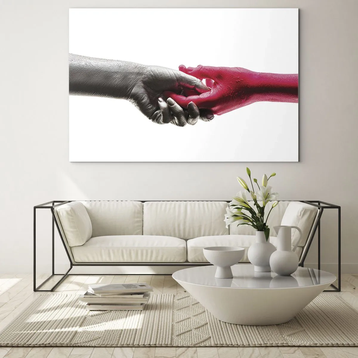 Obraz na szkle - Zbliżenie na dwie ręce, jedna w czerni, druga w czerwieni, trzymające się nawzajem - 70x50cm - Razem, choć inni - Nowoczesna dekoracja ścienna do salonu i sypialni ARTTOR