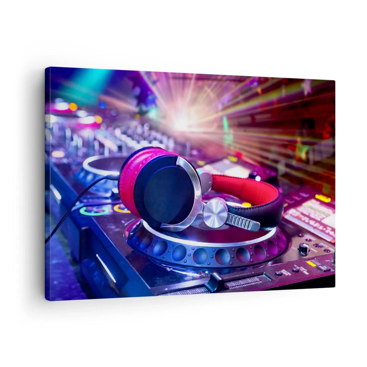 Obraz na płótnie - Słuchawki DJ na konsolecie oświetlone reflektorami na imprezie - 70x50cm - Będzie, będzie się działo - Nowoczesna dekoracja ścienna do salonu i sypialni ARTTOR