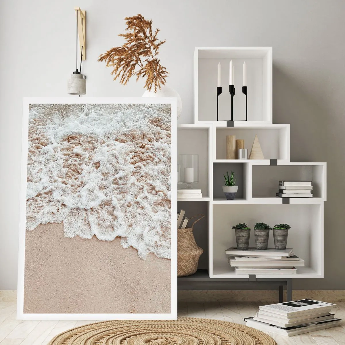 Plakat - Delikatne fale rozbijające się o piasek plaży - 50x70cm - Zaraz wracam - Nowoczesna dekoracja ścienna do salonu, kuchni i sypialni ARTTOR