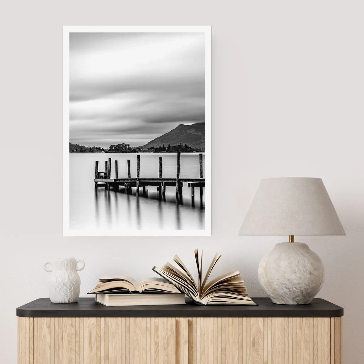 Plakat - Czarno-biała scena z jeziorem, pomostem i górami - 50x70cm - Łagodność i siła - Nowoczesna dekoracja ścienna do salonu, kuchni i sypialni ARTTOR