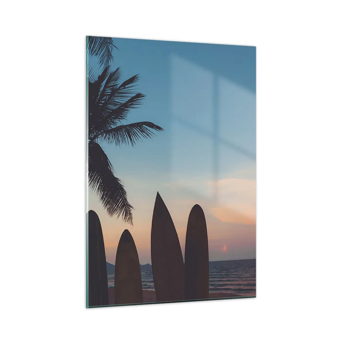 Obraz na szkle - Palma i deski surfingowe na plaży o zachodzie słońca - 50x70cm - Jutro też będzie zabawa - Nowoczesna dekoracja ścienna do salonu, kuchni i sypialni ARTTOR