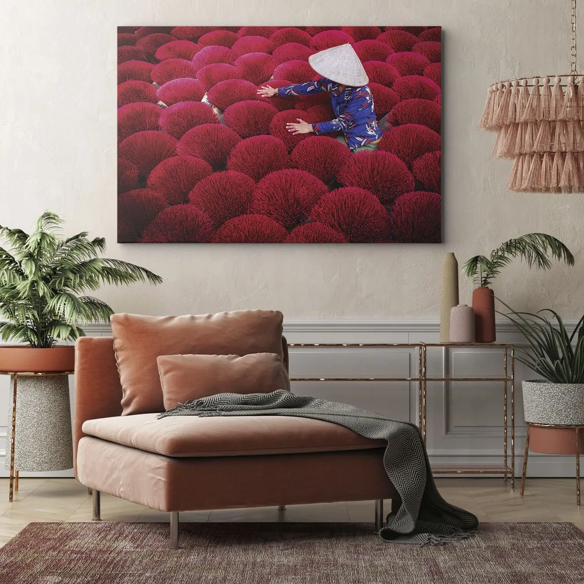 Obraz na płótnie - Kobieta wśród czerwonych wiązek kadzideł w tradycyjnym kapeluszu - 70x50cm - Na ryżowym polu - Nowoczesna dekoracja ścienna do salonu i sypialni ARTTOR