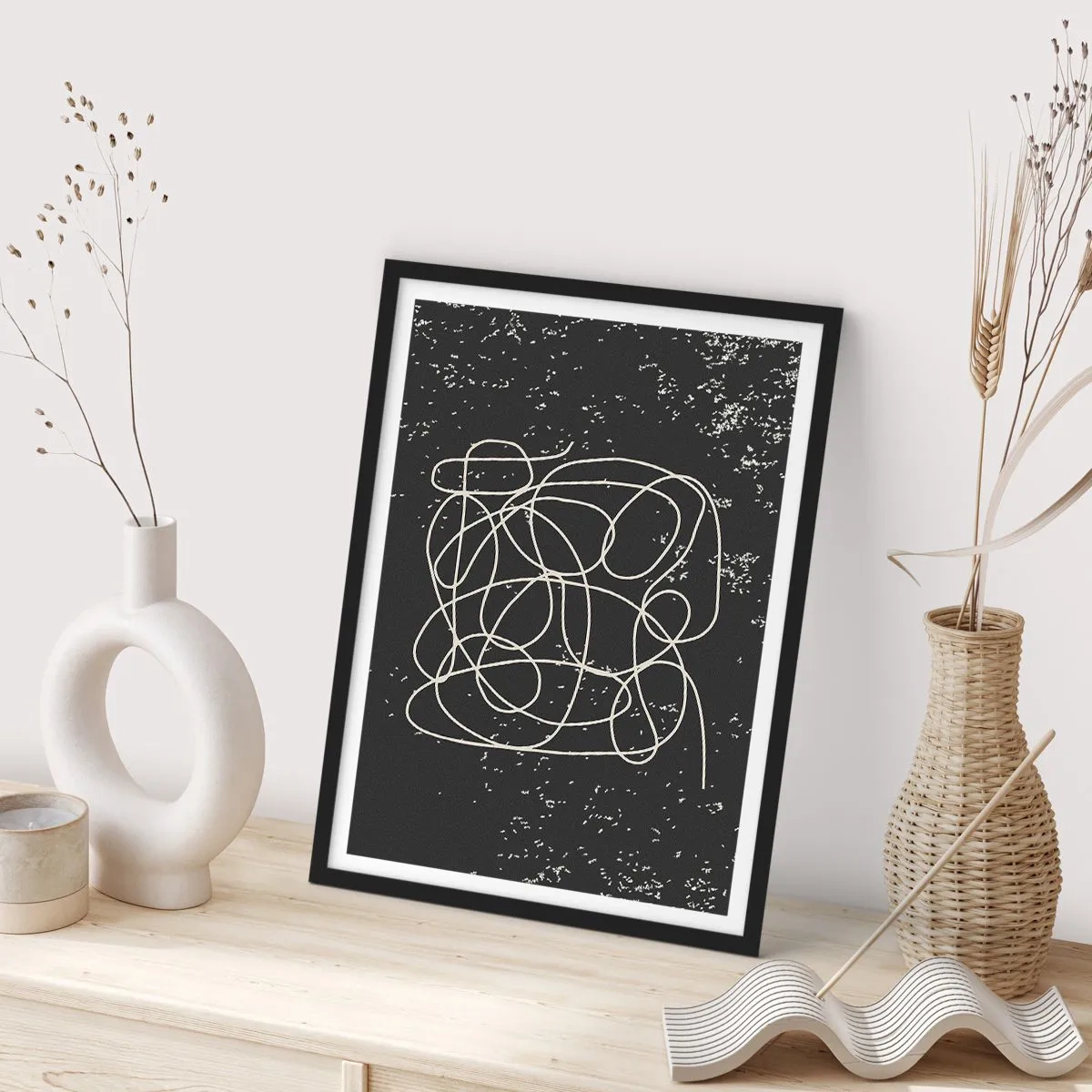 Plakat w czarnej ramie - Chaotyczne linie na czarnym tle z białymi kropkami - 50x70cm - Błądzenie myśli - Nowoczesna dekoracja ścienna do salonu i sypialni ARTTOR