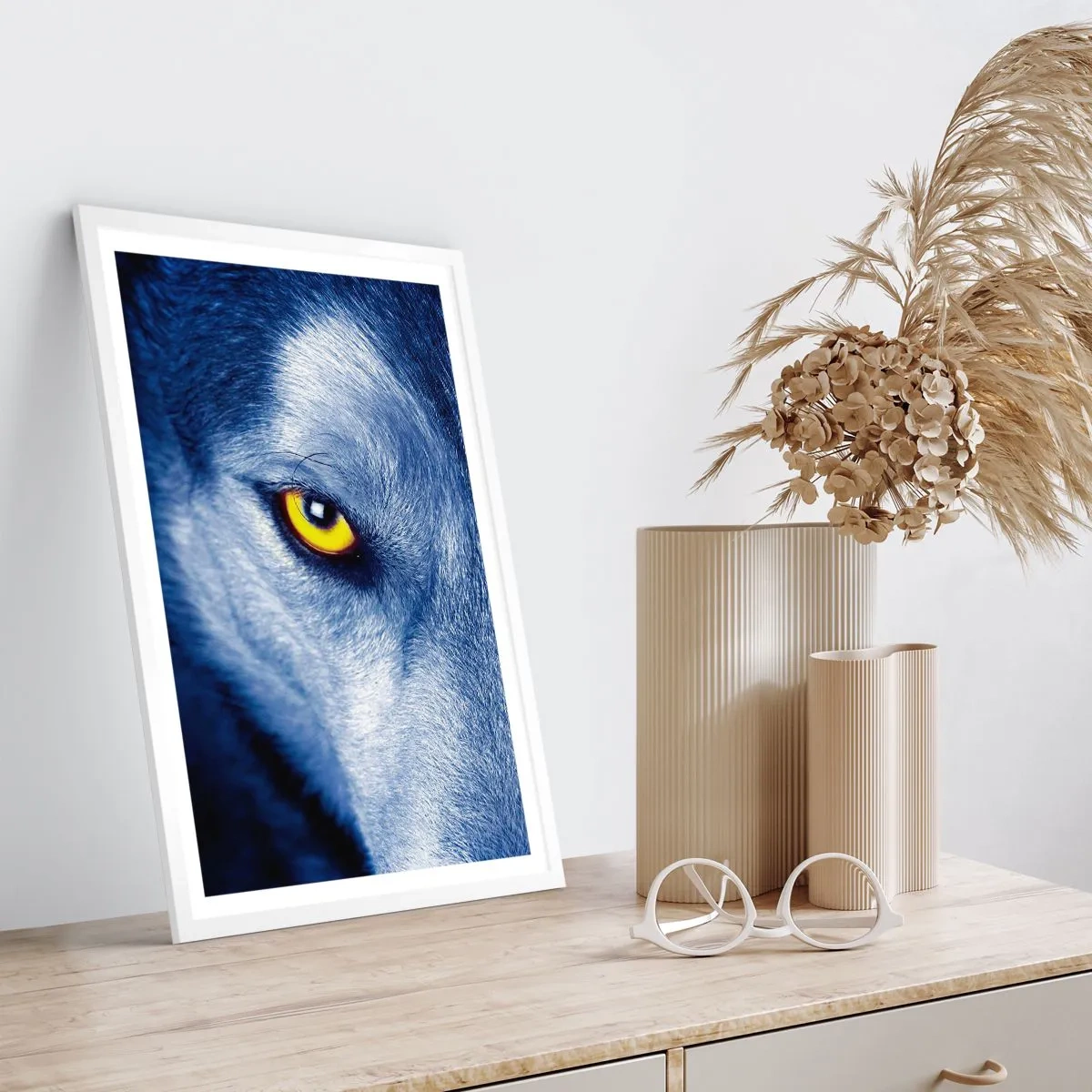 Plakat w białej ramie - Hipnotyzujące spojrzenie - 61x91 cm