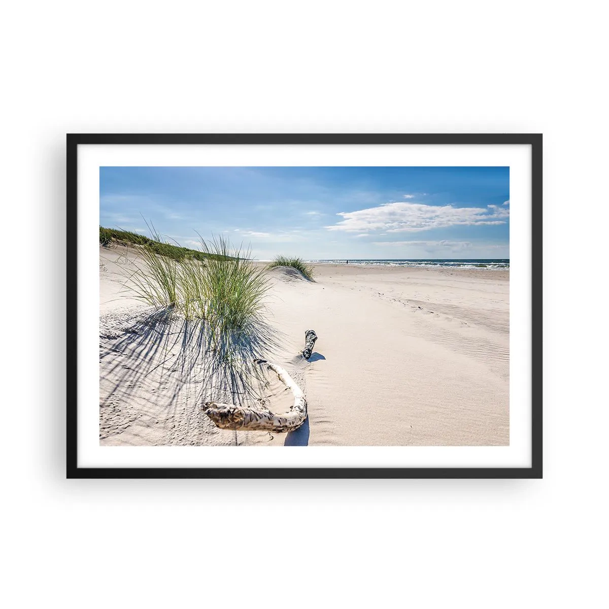 Plakat w czarnej ramie - Bałtycka plaża z piaskiem, trawami i spokojnym błękitnym niebem - 70x50cm - Najpiękniejsza? Bałtycka - Nowoczesna dekoracja ścienna do salonu i sypialni ARTTOR