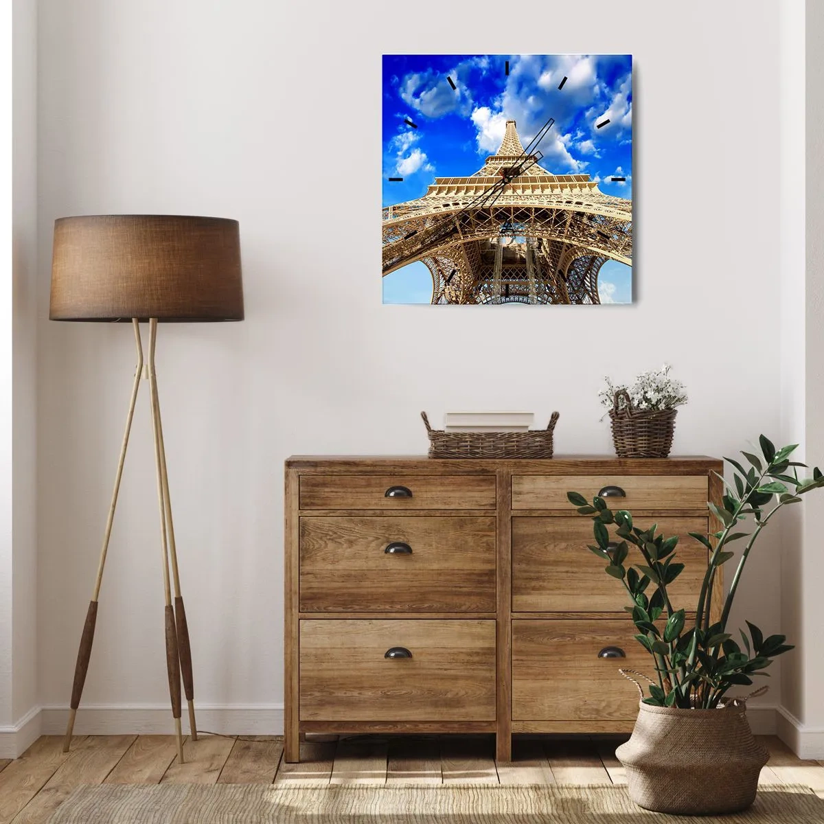 Zegar ścienny - Wieża Eiffla z perspektywy dolnej na tle błękitnego nieba - 30x30cm - Sięgając nieba i chmur - Nowoczesna dekoracja ścienna do salonu i sypialni ARTTOR