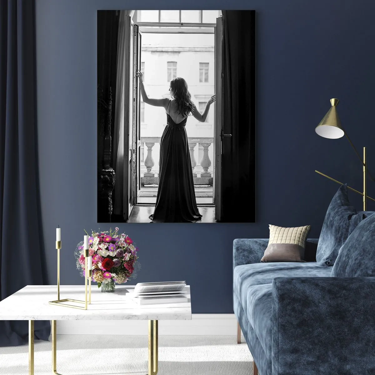 Obraz na szkle - Kobieta w długiej sukni stojąca przy otwartym oknie - 70x100cm - W wielkim stylu - Nowoczesna dekoracja ścienna do salonu i sypialni ARTTOR