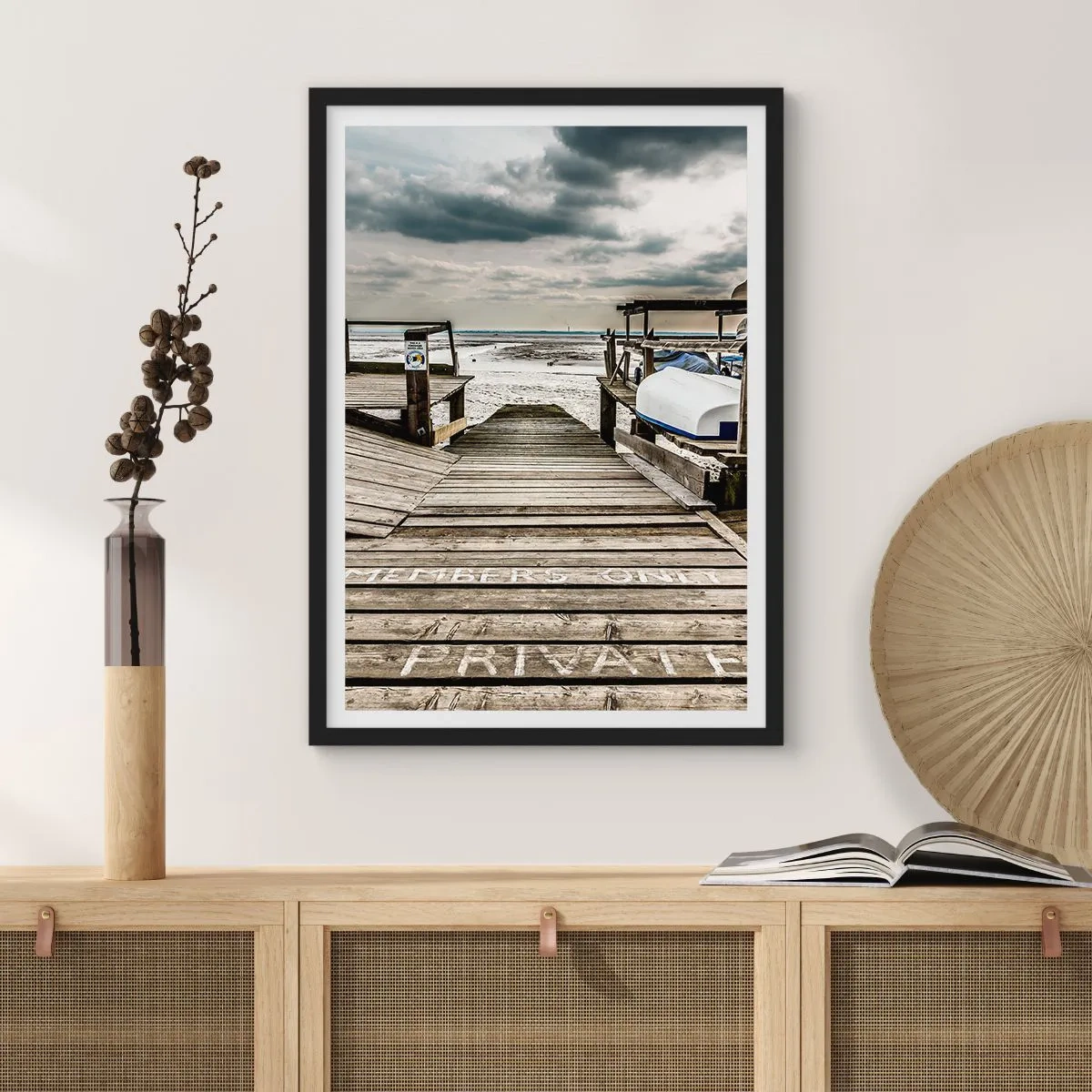 Plakat w czarnej ramie - Drewniany pomost nad morzem - 50x70cm - Plaża północy - Nowoczesna dekoracja ścienna do salonu i sypialni ARTTOR