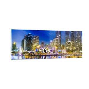Obraz na szkle - Nocna panorama miasta z odbiciem świateł na wodzie - 140x50cm - Tęczowa noc metropolii - Nowoczesna dekoracja ścienna do salonu i sypialni ARTTOR