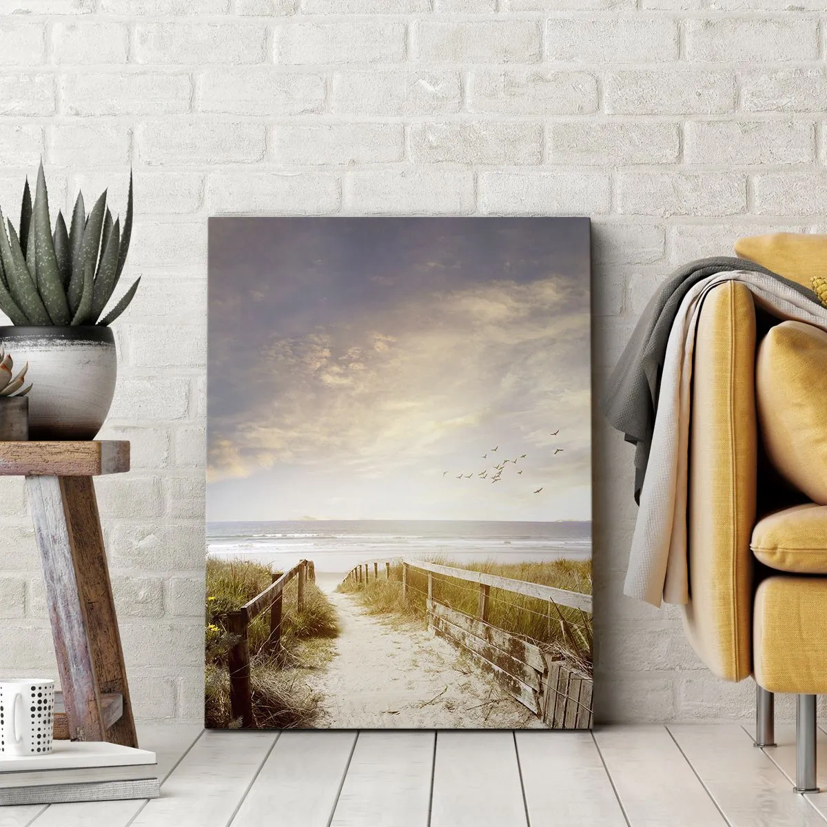 Obraz na płótnie - Przestrzeń spokoju - Drewniana ścieżka prowadząca na plażę o zachodzie słońca - 50x70cm