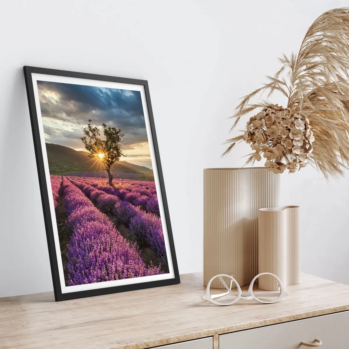 Plakat w czarnej ramie - Aromat w kolorze lila - 40x50 cm