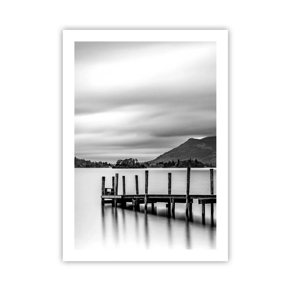Plakat - Czarno-biała scena z jeziorem, pomostem i górami - 50x70cm - Łagodność i siła - Nowoczesna dekoracja ścienna do salonu, kuchni i sypialni ARTTOR