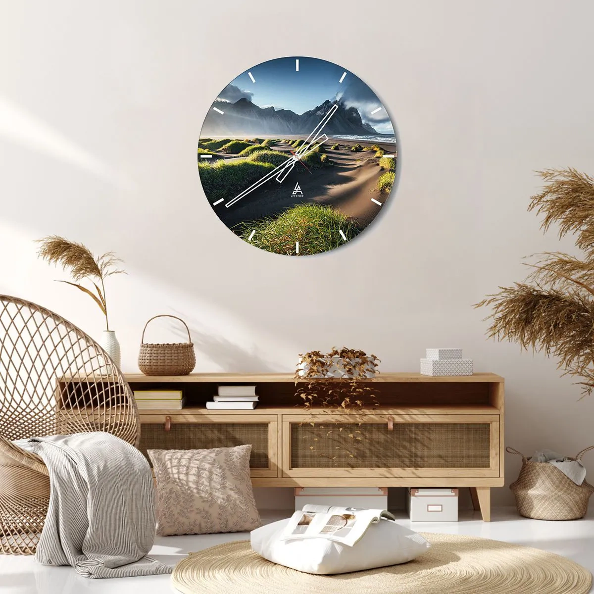 Zegar ścienny - Widok na górzystą plażę z zielonymi wydmami oświetlonymi światłem - 30x30cm - Harmonia żywiołów - Nowoczesna dekoracja ścienna do salonu, kuchni i sypialni ARTTOR