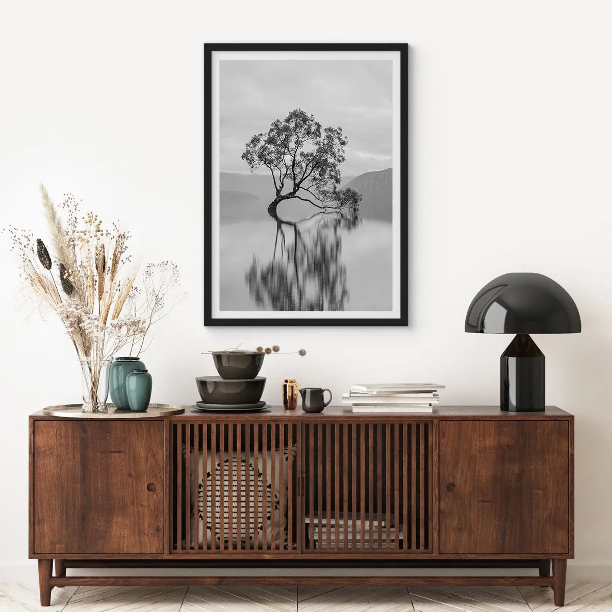 Plakat w czarnej ramie - Samotne drzewo w odbiciu na spokojnej wodzie - 50x70cm - Jest taki kraj - Nowoczesna dekoracja ścienna do salonu i sypialni ARTTOR