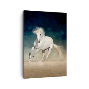 Obraz na płótnie - Biały koń galopujący po piaszczystym terenie na tle ciemnego nieba - 50x70cm - Wolność w stanie czystym - Nowoczesna dekoracja ścienna do salonu, kuchni i sypialni ARTTOR