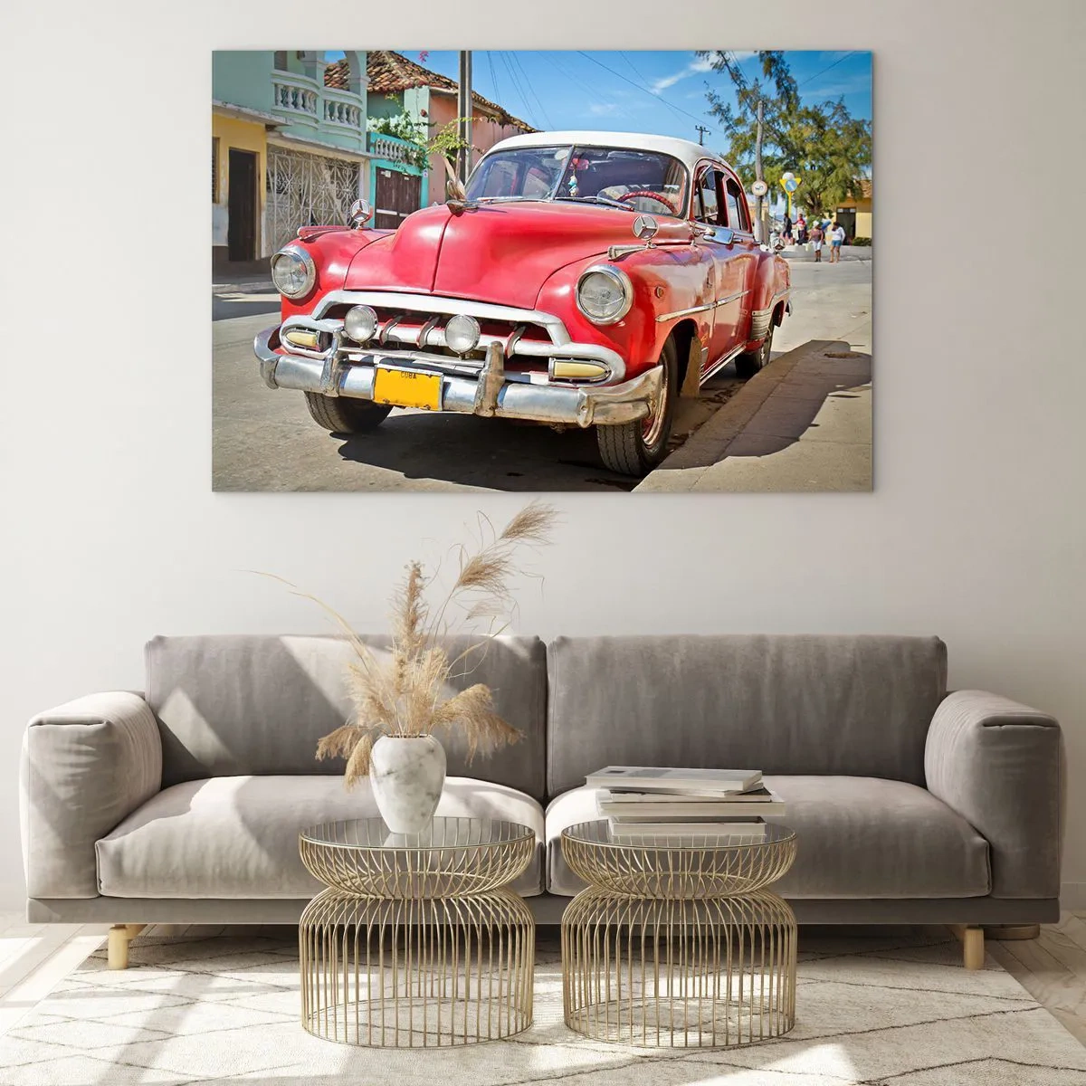 Obraz na szkle - Czerwony zabytkowy samochód na ulicy miasta - 70x50cm - Jeszcze tylko na Kubie - Nowoczesna dekoracja ścienna do salonu i sypialni ARTTOR