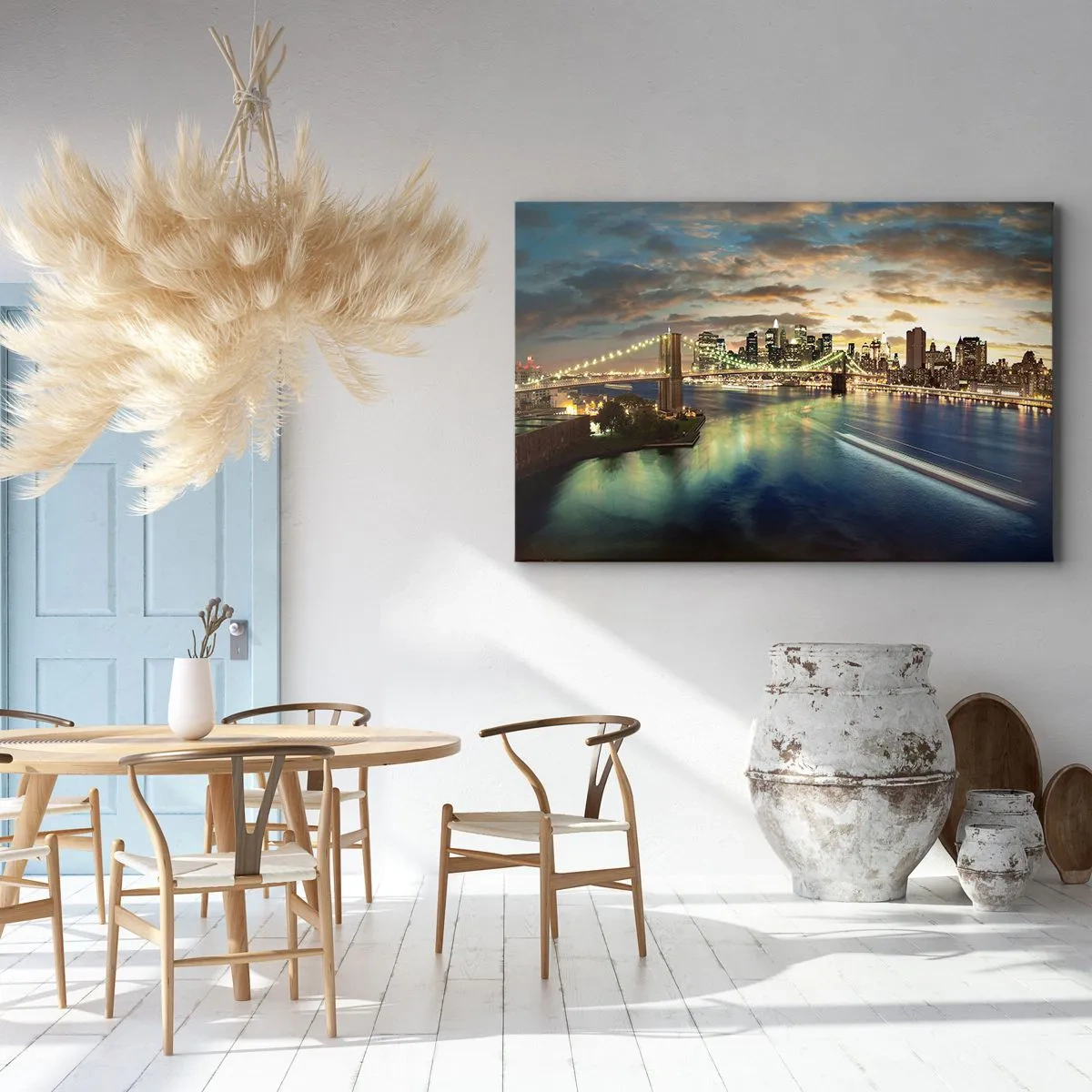 Obraz na płótnie - Podświetlony most na tle miasta z odbiciami świateł w wodzie - 70x50cm - Rozświetlony wieczór nad Manhatanem - Nowoczesna dekoracja ścienna do salonu i sypialni ARTTOR