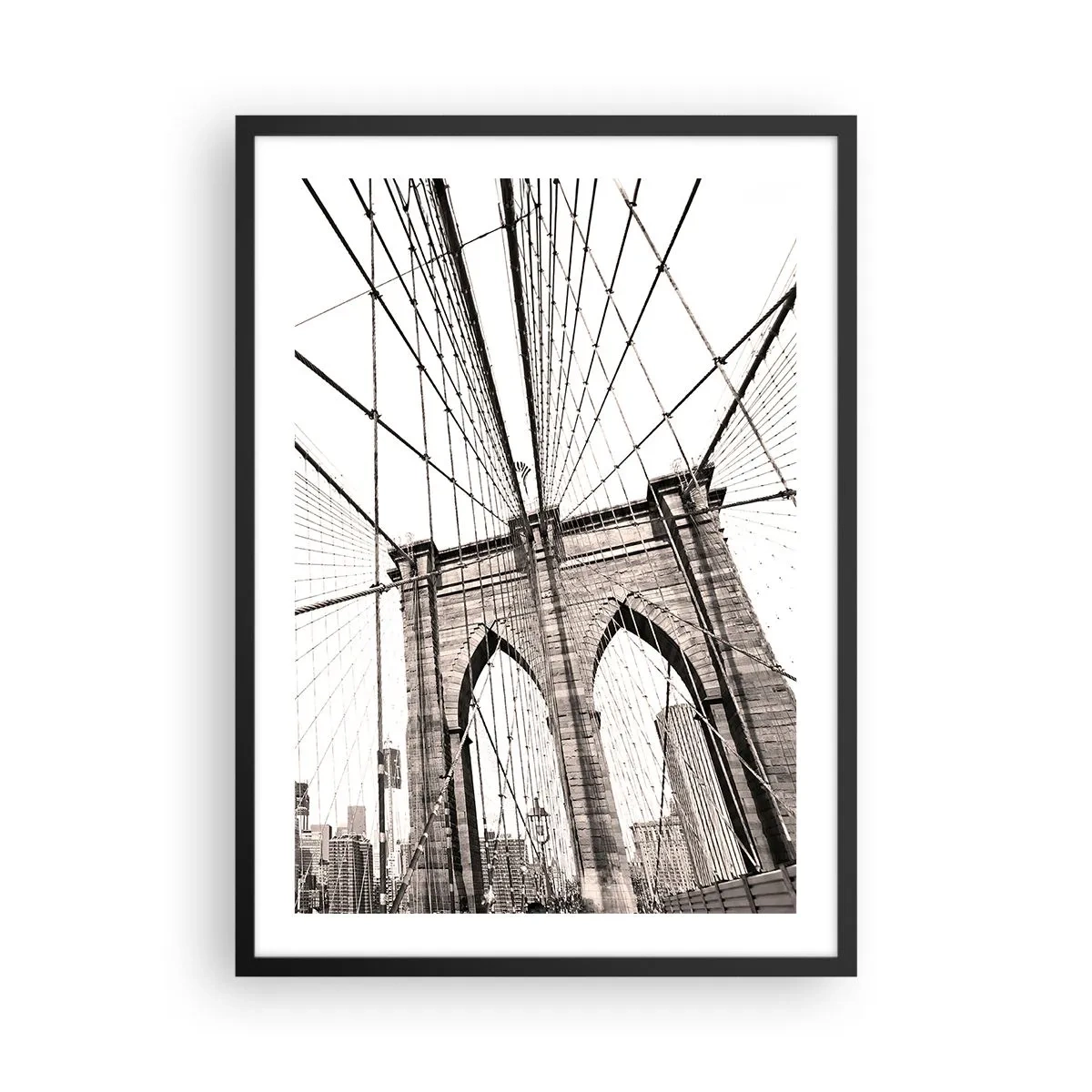 Plakat w czarnej ramie - Czarno-biała fotografia mostu z perspektywy pieszej kładki - 50x70cm - Nowojorska katedra - Nowoczesna dekoracja ścienna do salonu i sypialni ARTTOR
