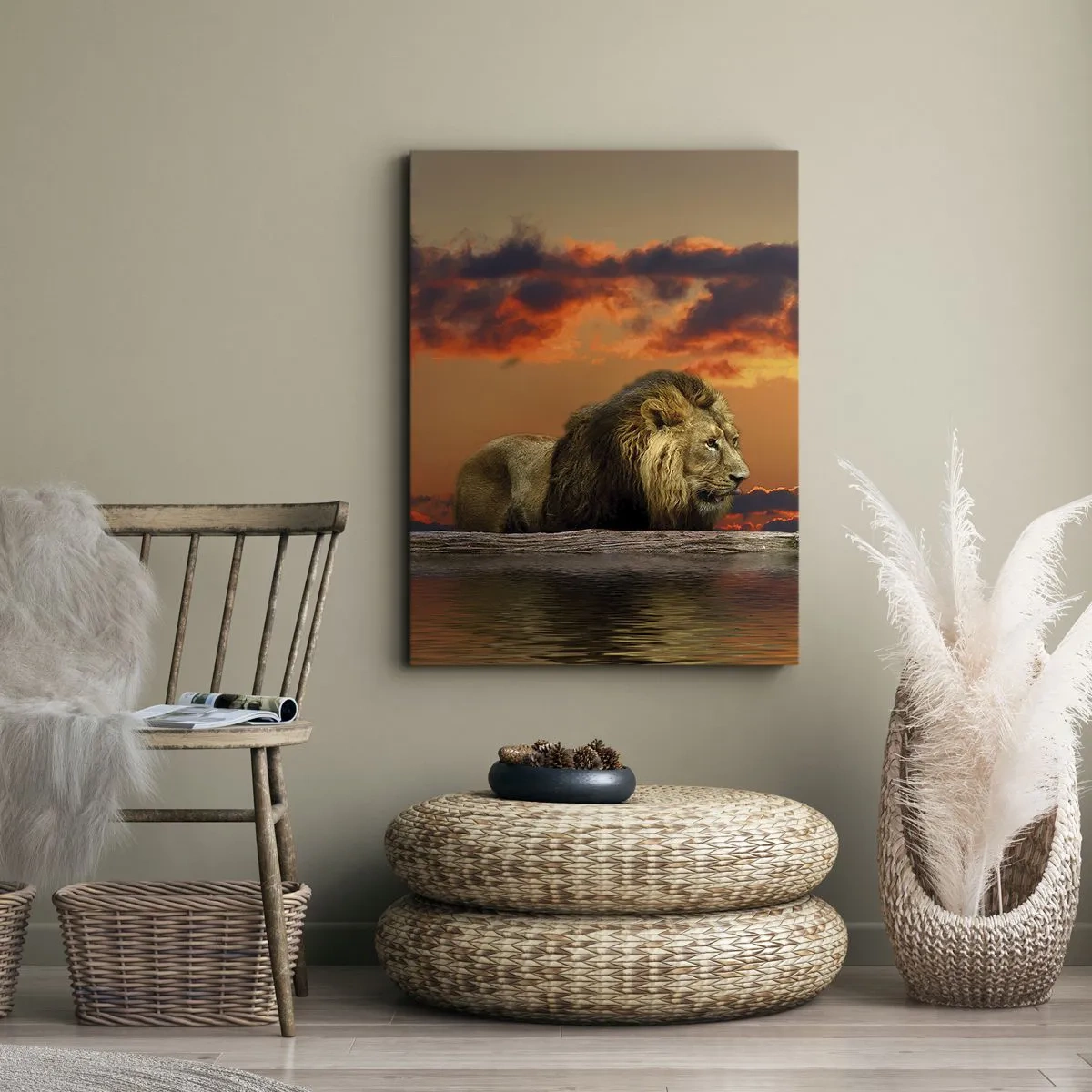 Obraz na płótnie - Lew przy wodzie na tle pomarańczowego nieba - 50x70cm - Król natury - Nowoczesna dekoracja ścienna do salonu, kuchni i sypialni ARTTOR