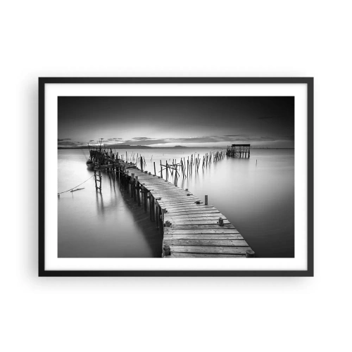 Plakat w czarnej ramie - Drewniany pomost na spokojnym jeziorze w odcieniach szarości - 70x50cm - Spokój zapomnianego brzegu - Nowoczesna dekoracja ścienna do salonu i sypialni ARTTOR