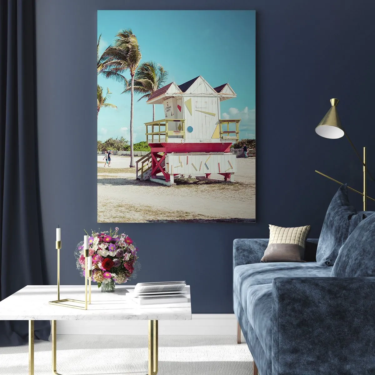 Obraz na szkle - Plaża z palmami i wieżą ratowniczą w słoneczny dzień - 50x70cm - Przed tobą piękny dzień - Nowoczesna dekoracja ścienna do salonu, kuchni i sypialni ARTTOR
