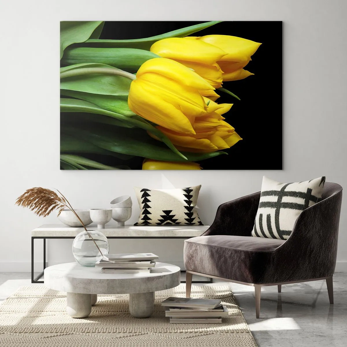 Obraz na szkle - Żółte tulipany na czarnym tle w eleganckim ujęciu - 100x70cm - Powstały z czystego słońca - Nowoczesna dekoracja ścienna do salonu, kuchni i sypialni ARTTOR