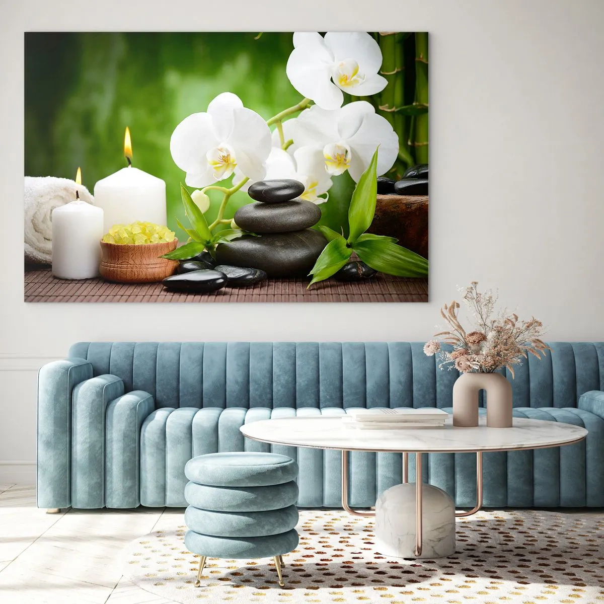 Obraz na szkle - Spa z orchideą, kamieniami i świecami na tle zieleni - 120x80cm - Wonny, kwiatowy, delikatny dotyk - Nowoczesna dekoracja ścienna do salonu, kuchni i sypialni ARTTOR