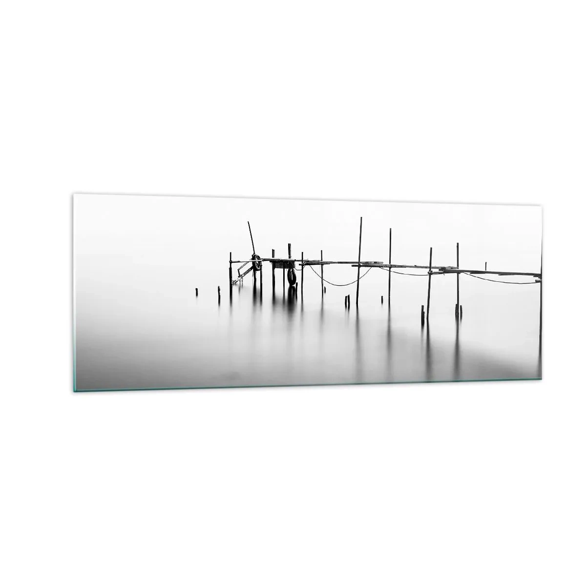 Obraz na szkle - Czarno-biały pomost zanurzony w mglistym krajobrazie - 140x50cm - A jeśli świata nie ma? - Nowoczesna dekoracja ścienna do salonu i sypialni ARTTOR