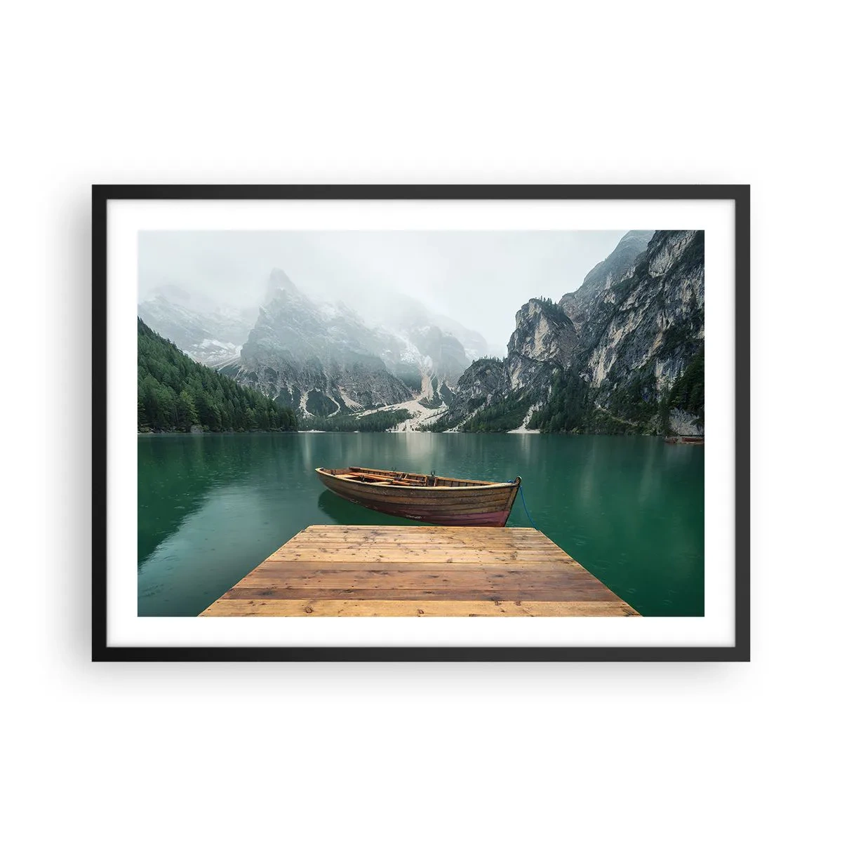 Plakat w czarnej ramie - Drewniana łódź przy pomoście na jeziorze otoczonym górami - 70x50cm - "I dumne opoki czoła" - Nowoczesna dekoracja ścienna do salonu i sypialni ARTTOR