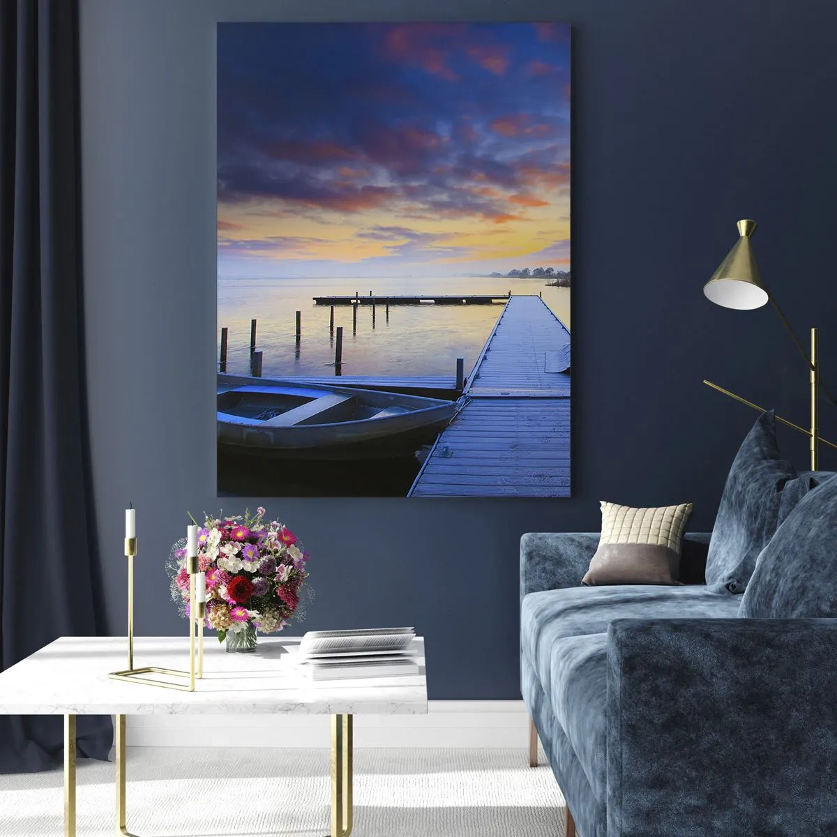 Obraz na szkle - Pomost na jeziorze o świcie w otoczeniu spokojnej natury - 50x70cm - Fioletowo-złoty spokój - Nowoczesna dekoracja ścienna do salonu, kuchni i sypialni ARTTOR