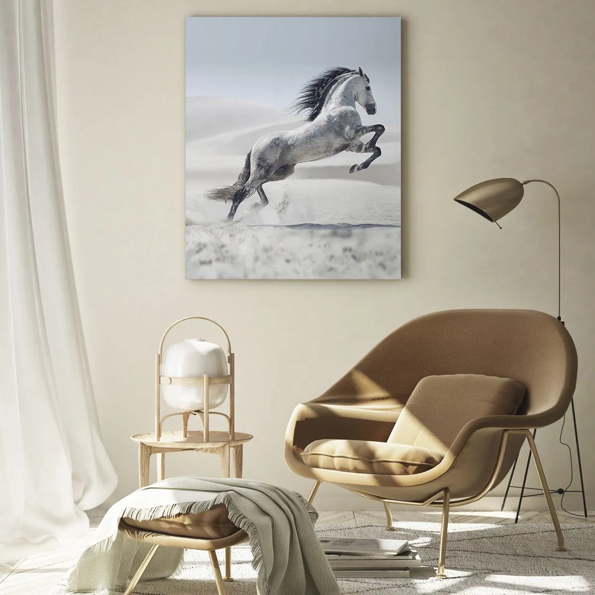 Obraz na szkle - Biały koń w galopie na tle pustynnych wydm - 70x100cm - Arabski książę - Nowoczesna dekoracja ścienna do salonu i sypialni ARTTOR