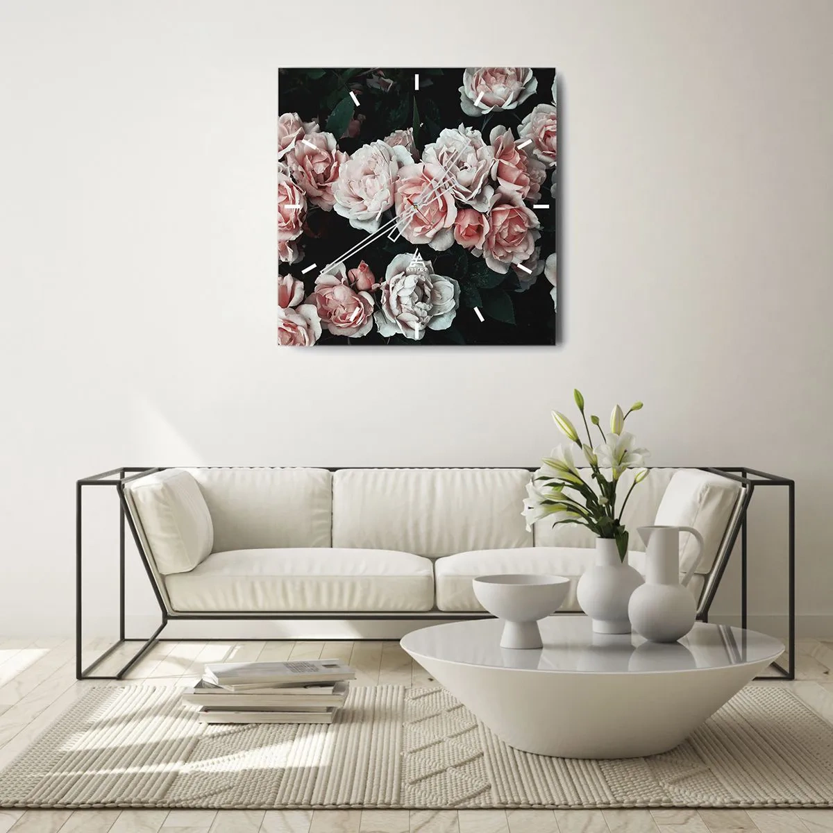 Zegar ścienny - Różowe róże na ciemnym tle w subtelnej kompozycji - 30x30cm - Różany ansamble - Nowoczesna dekoracja ścienna do salonu i sypialni ARTTOR