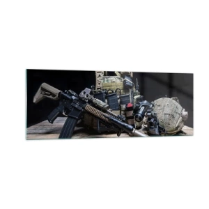 Obraz na szkle - Wyposażenie taktyczne z karabinem na drewnianym stole - 140x50cm - Spocznij! - Nowoczesna dekoracja ścienna do salonu i sypialni ARTTOR