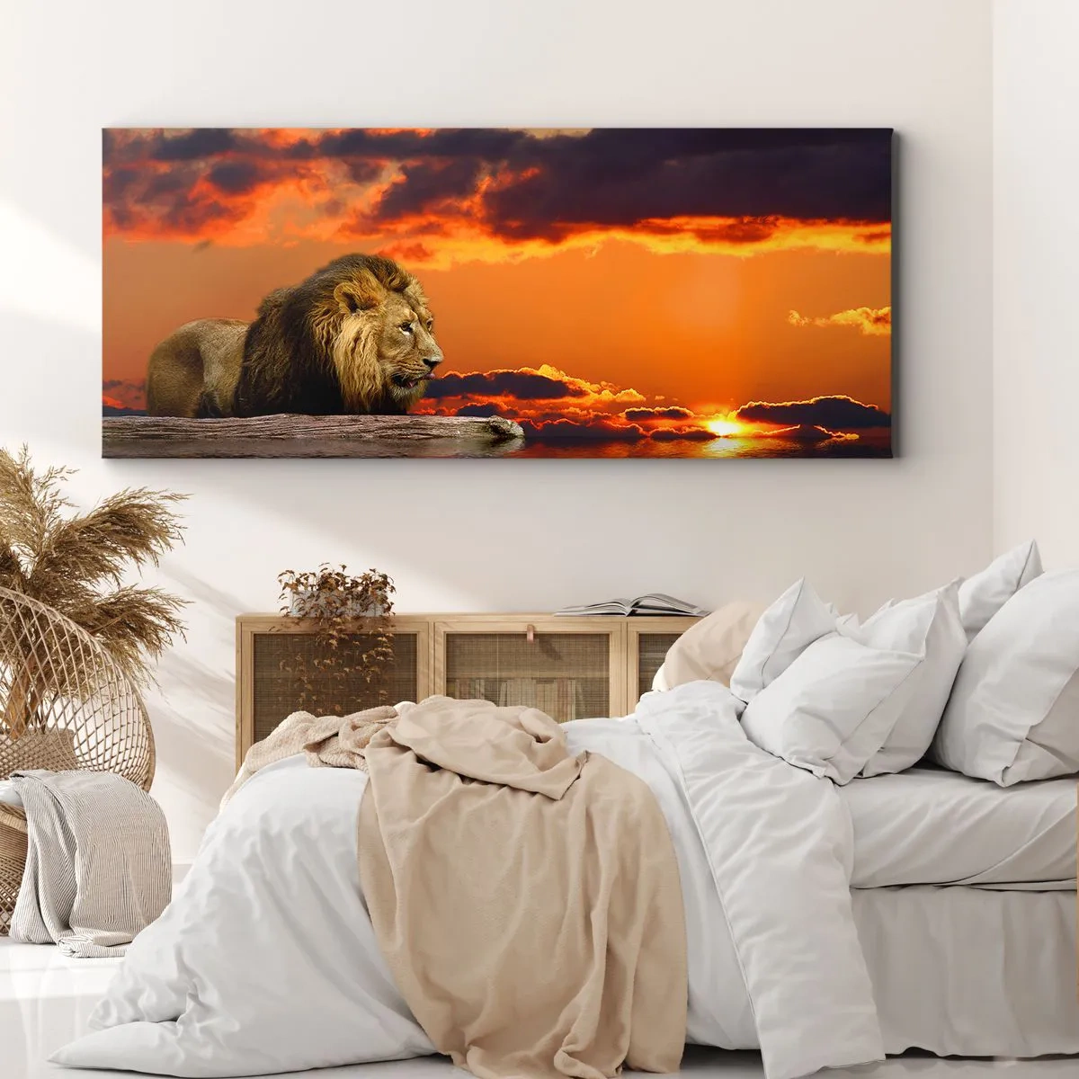 Obraz na płótnie - Lew spoczywający nad wodą o zachodzie słońca z dramatycznym niebem - 160x50cm - Król natury - Nowoczesna dekoracja ścienna do salonu i sypialni ARTTOR