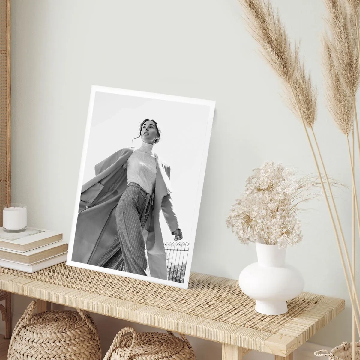 Plakat - Stylowa kobieta w długim płaszczu krocząca z pewnością siebie - 50x70cm - Idziesz ze mną? - Nowoczesna dekoracja ścienna do salonu, kuchni i sypialni ARTTOR