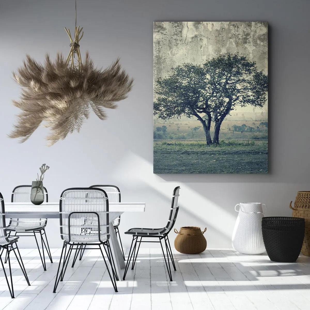 Obraz na płótnie - Samotne drzewo na tle krajobrazu - 50x70cm - Jabłoń na błękitnym błoniu? - Nowoczesna dekoracja ścienna do salonu, kuchni i sypialni ARTTOR