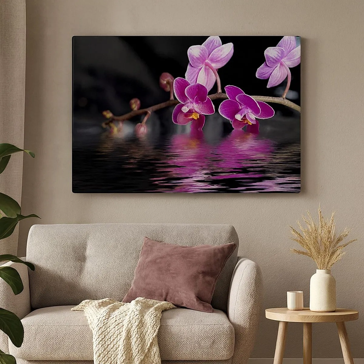Obraz na płótnie - Fioletowe orchidee nad spokojną wodą na tle czarnym - 70x50cm - Liliowe odbicie piękna - Nowoczesna dekoracja ścienna do salonu i sypialni ARTTOR