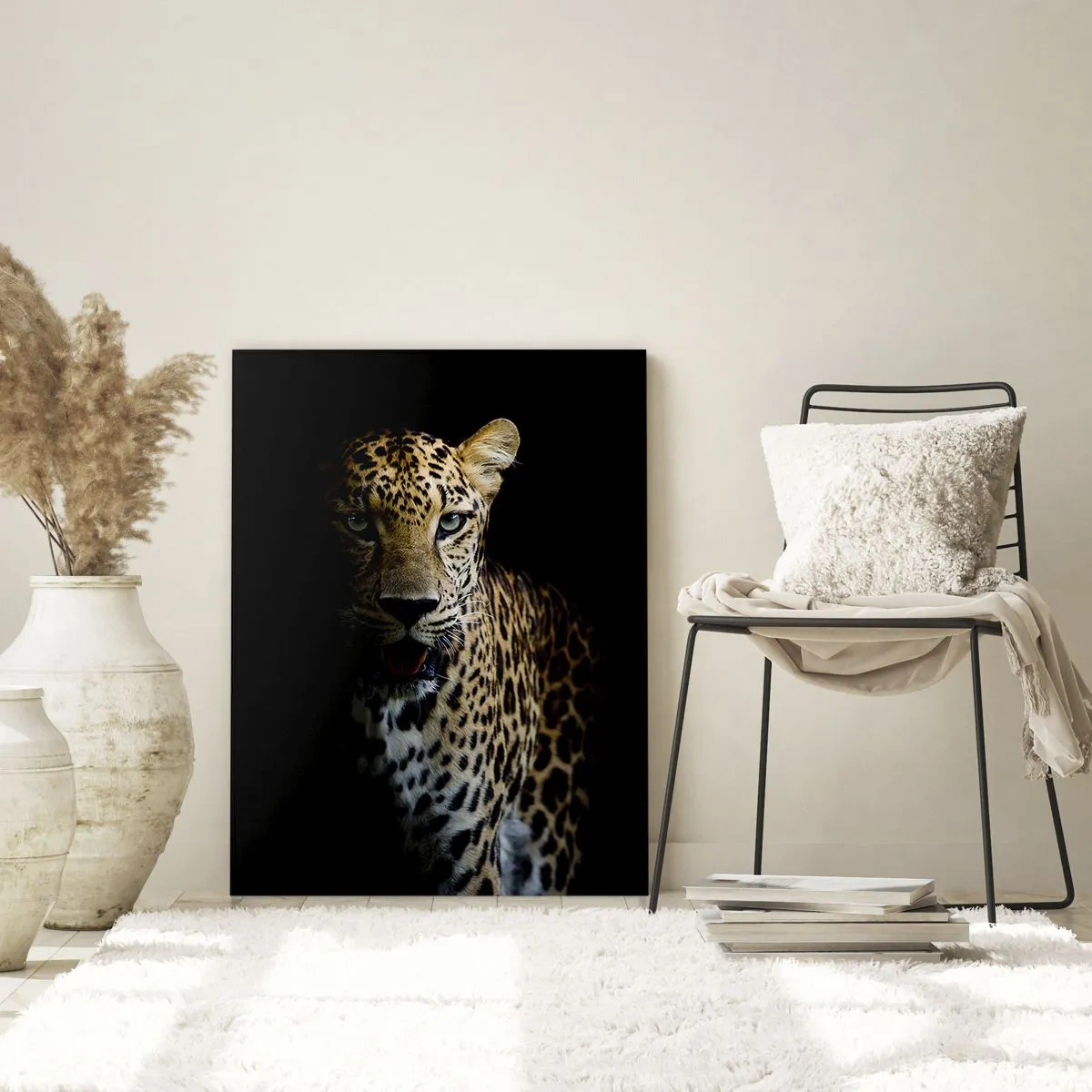 Obraz na szkle - Leopard na ciemnym tle z intensywnym spojrzeniem - 80x120cm - Mroczne piękno - Nowoczesna dekoracja ścienna do salonu i sypialni ARTTOR