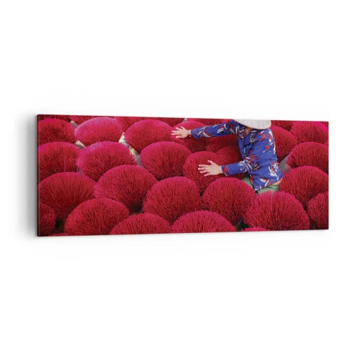 Obraz na płótnie - Kobieta wśród czerwonych wiązek kadzideł w tradycyjnym kapeluszu - 140x50cm - Na ryżowym polu - Nowoczesna dekoracja ścienna do salonu i sypialni ARTTOR