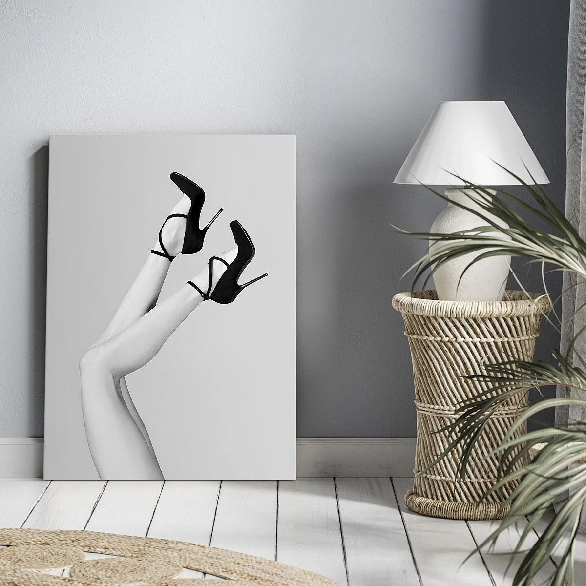 Obraz na płótnie - Stylowa czarno-biała fotografia kobiecych nóg w eleganckich szpilkach na jasnym tle - 50x70cm - Do góry nogami - Nowoczesna dekoracja ścienna do salonu, kuchni i sypialni ARTTOR