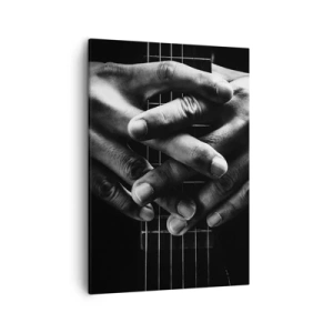 Obraz na płótnie - Dłonie splecione na gryfie gitary w czarno-białej tonacji - 50x70cm - Modlitwa artysty - Nowoczesna dekoracja ścienna do salonu, kuchni i sypialni ARTTOR