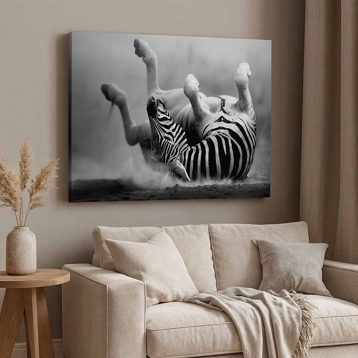 Obraz na płótnie - Czarno-biała zebra tarzająca się w piasku - 70x50cm - Nie tylko koń by się uśmiał - Nowoczesna dekoracja ścienna do salonu i sypialni ARTTOR