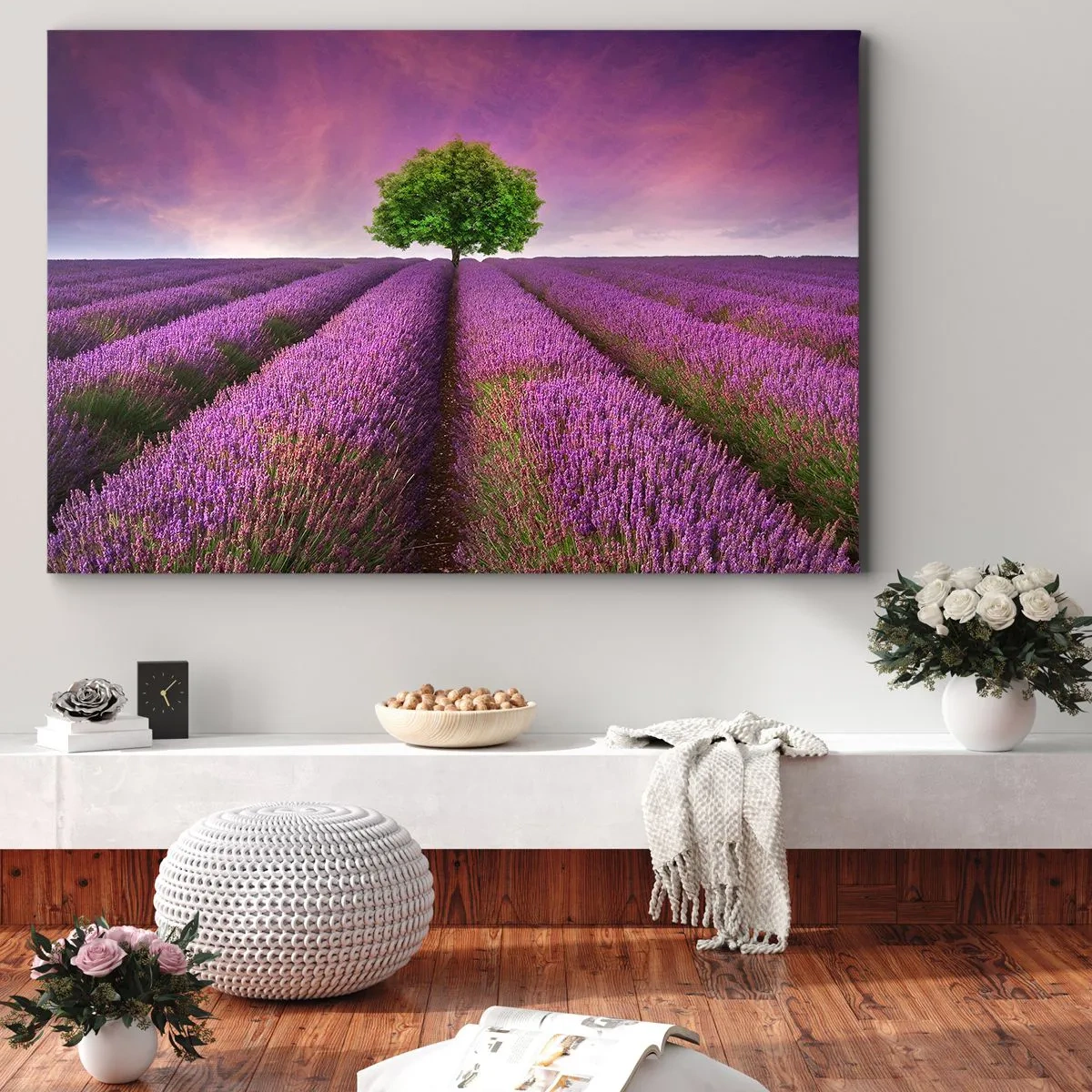 Obraz na płótnie - Pole lawendy z samotnym drzewem i fioletowym niebem - 70x50cm - Na lawendowych polach - Nowoczesna dekoracja ścienna do salonu i sypialni ARTTOR