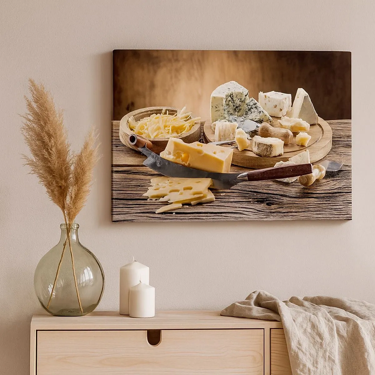 Obraz na płótnie - Deska serów z różnymi rodzajami na drewnianym stole - 70x50cm - Uśmiechnij się do sera - Nowoczesna dekoracja ścienna do salonu i sypialni ARTTOR