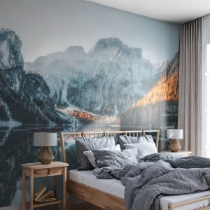 Fototapeta Standard Eco - Górski krajobraz odbijający się w tafli jeziora - 100x70cm - Lustrzany pejzaż - Nowoczesna dekoracja ścienna do salonu i sypialni ARTTOR