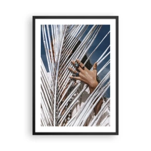Plakat w czarnej ramie - Dłoń z pierścionkami za palmowymi liśćmi - 50x70cm - Dziewczyna szamana? - Nowoczesna dekoracja ścienna do salonu i sypialni ARTTOR